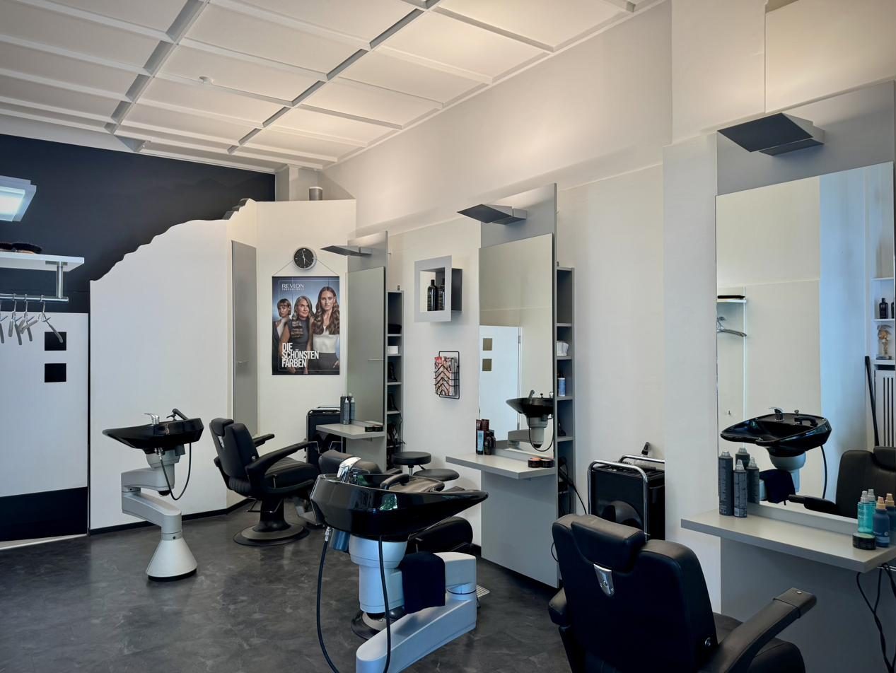 Arbeitsplätze und Waschbecken im Salon