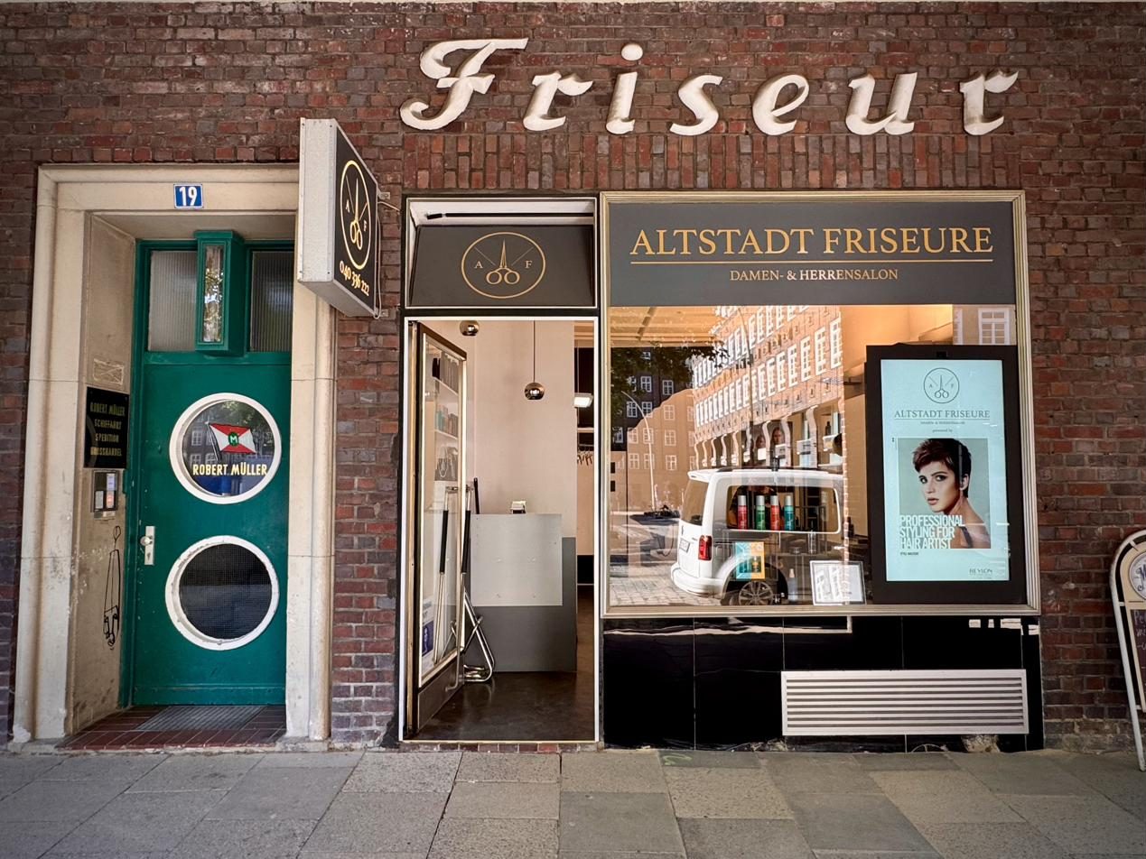 Ladenfront von Altstadt Friseure mit historischem Friseur-Schriftzug